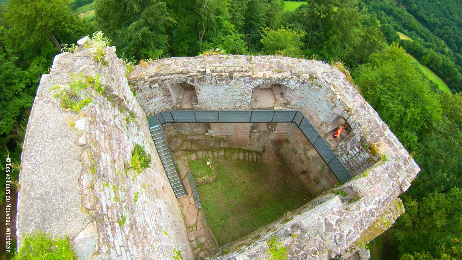 Vue aérienne logis seigneurial château nouveau-windstein