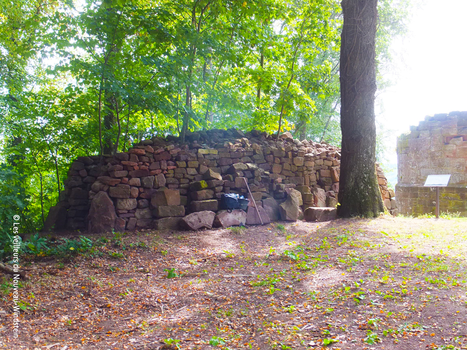 Tas de blocs dégagés autour de la barbacane windstein